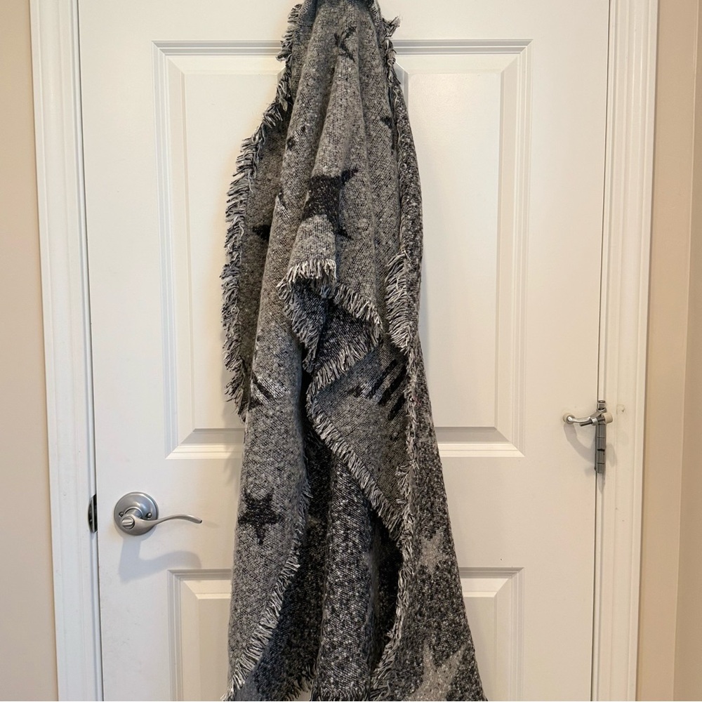 NWOT Intrend by Max Mara Scarf with fringes🧣 Size: OS Color: Gray All Seasons